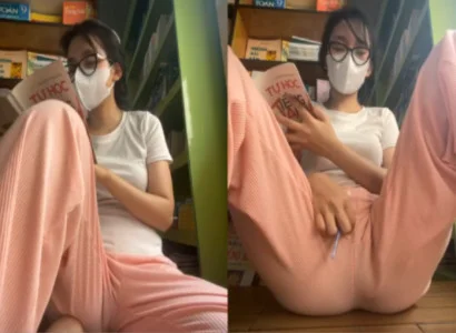 Cô nàng vừa đọc truyện vừa cho sextoy vào lồn