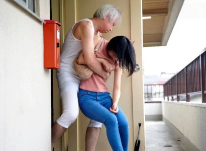 Cô gái mới cưới bị bố chồng già chịch