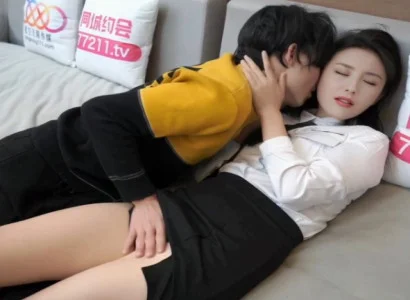 Cô thư ký phục vụ sếp trong bí mật vì tiền