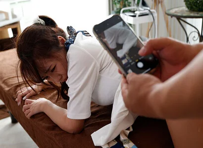 Tôi đi triệt lông thì đè ra hiếp