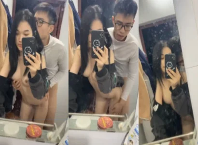 Hai sinh viên trẻ đang làm tình nhau trước gương
