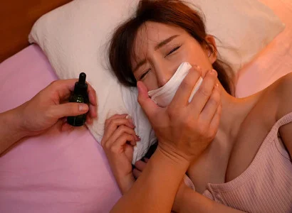 Người đàn ông cho cô em họ xinh đẹp uống thuốc mê và quan hệ